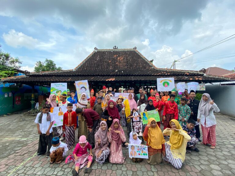 🌸 *Memperingati Hari Kartini di SLB Islam Qotrunnada* 🌸 Dalam semangat Kartini yang penuh inspirasi, SLB Islam Qotrunnada menggelar berbagai kegiatan seru dan bermakna! 💫 ✨ *Membuat poster Hari Kartini* sebagai wujud kreativitas dan penghargaan terhadap perjuangan Ibu Kartini, 🎨 *Lomba kreativitas siswa* yang memupuk semangat berkarya, 🎁 *Tukar kado silang* sebagai bentuk kebersamaan dan kasih sayang antar teman, 🍽️ *Makan bersama dan minum jus segar* untuk menambah keakraban dan keceriaan di hari yang istimewa ini! Semangat Kartini, semangat untuk terus belajar, berkarya, dan menjadi pribadi yang mandiri! 💪 📅 21 April 2025 #HariKartini #SLBQotrunnada #AnakHebat #SLBBisa #SemangatKartini #KegiatanSekolah #KreativitasTanpaBatas