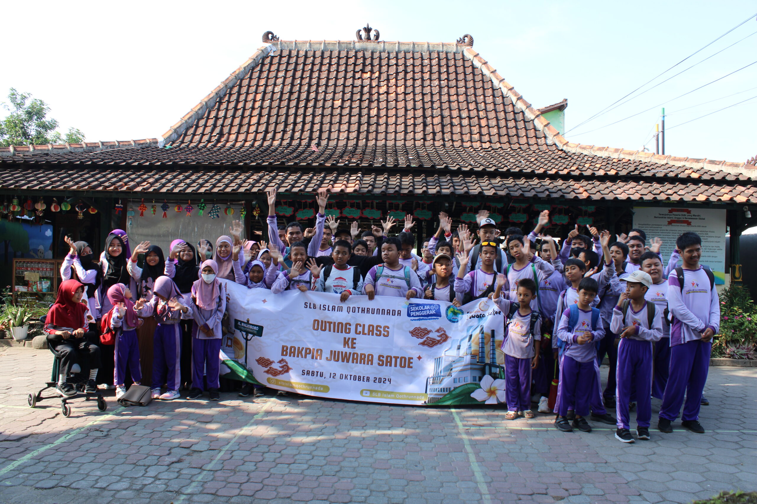 SLB Islam Qotrunnada melaksanakan kegiatan Outing Class pada 12 Oktober 2025 yang diikuti oleh 58 siswa dari jenjang TKLB hingga SMALB. Kegiatan ini bertempat di Bakpia Juara Satoe, sebagai bentuk pembelajaran luar kelas yang menyenangkan dan edukatif. Semoga pengalaman ini menambah wawasan dan keceriaan seluruh peserta! 🙌😊 #OutingClass2025 #SLBQotrunnada #BelajarMenyenangkan